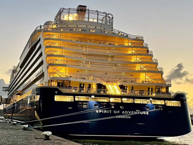 Cruiseschip ms Spirit of Adventure aan de Cruise Terminal Rotterdam